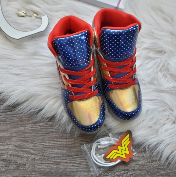 NEW DC Wonder Woman High-Tops - Picture 5 of 6
